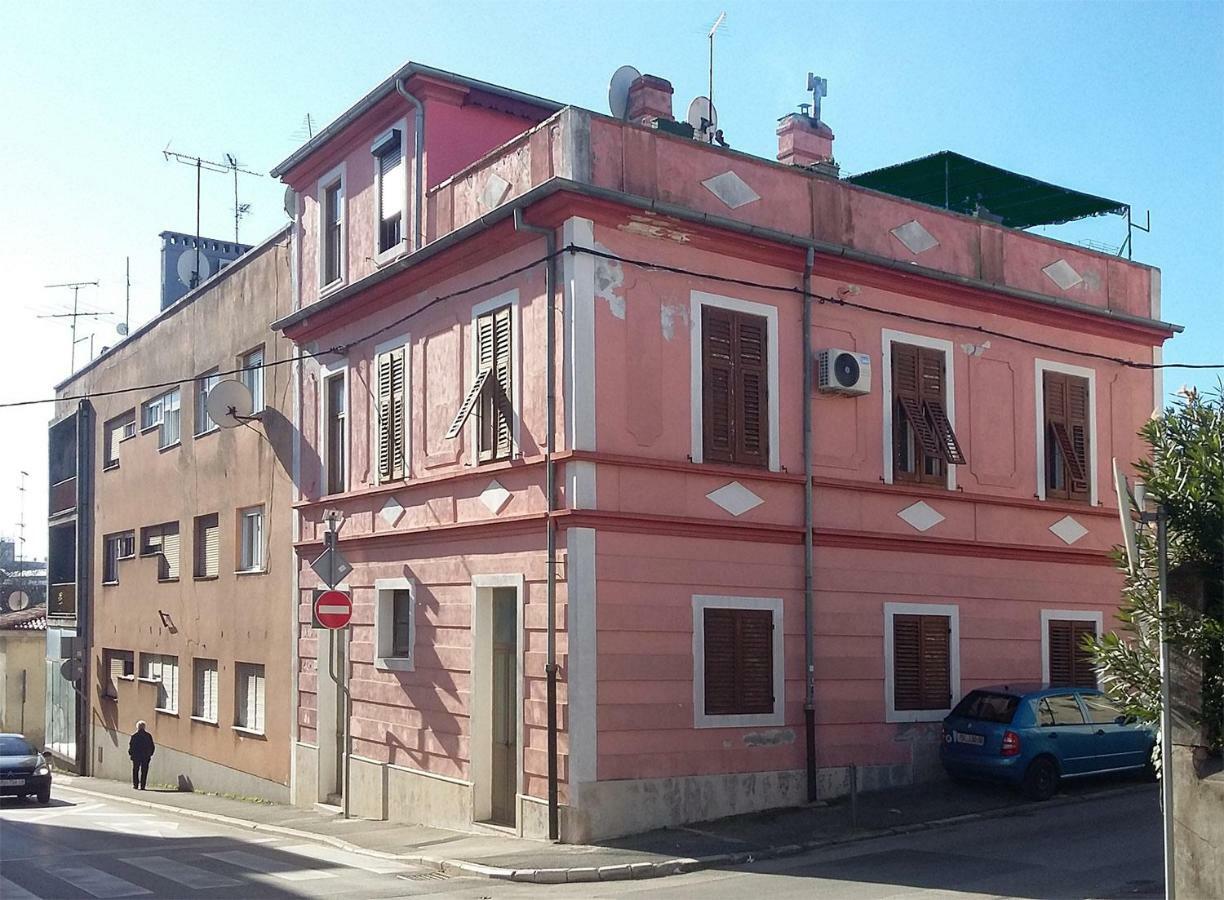 Apartment In Centre With Huge Terace Пула Екстериор снимка