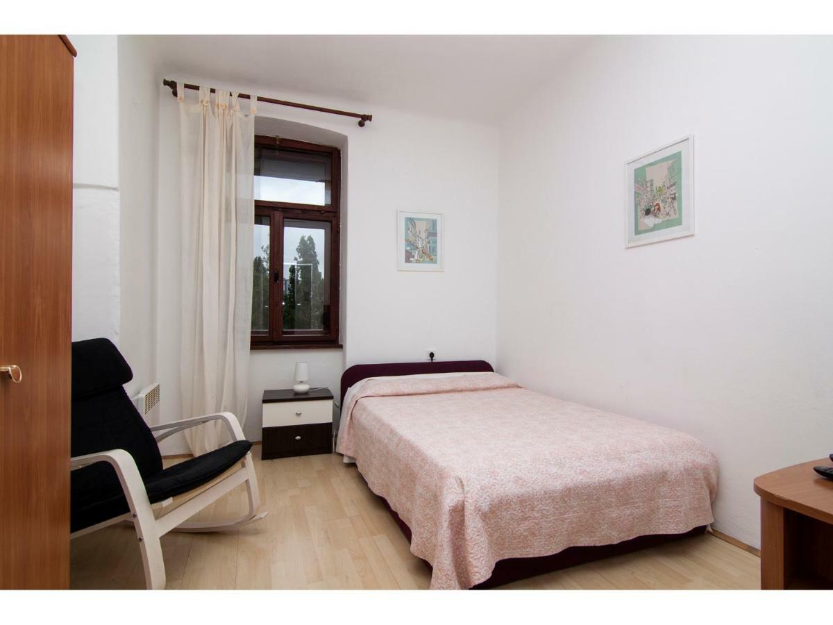 Apartment In Centre With Huge Terace Пула Екстериор снимка